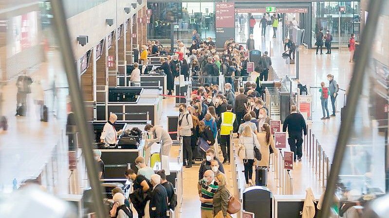 Anstehen vor der Sicherheitskontrolle am Flughafen Berlin-Brandenburg. Foto: Christoph Soeder/dpa