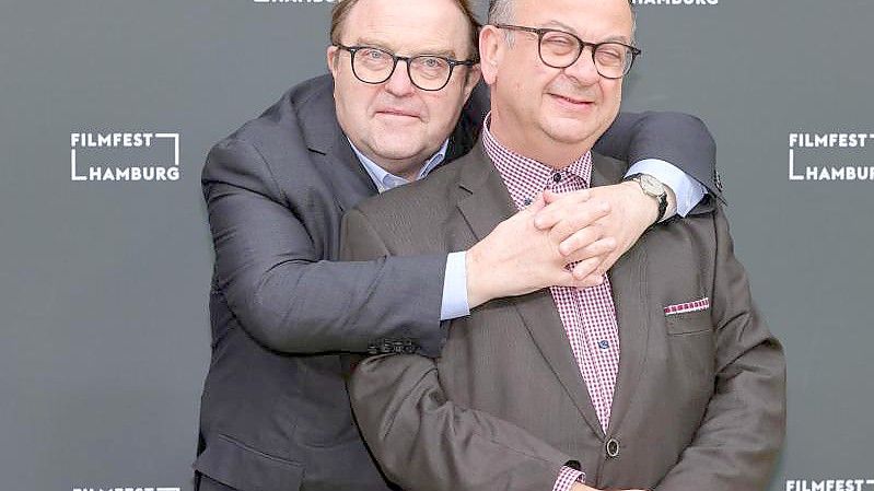 Der Schauspieler Gustav Peter Wöhler (l) und der Festivalleiter Albert Wiederspiel beim 29. Hamburger Filmfest. Foto: Ulrich Perrey/dpa