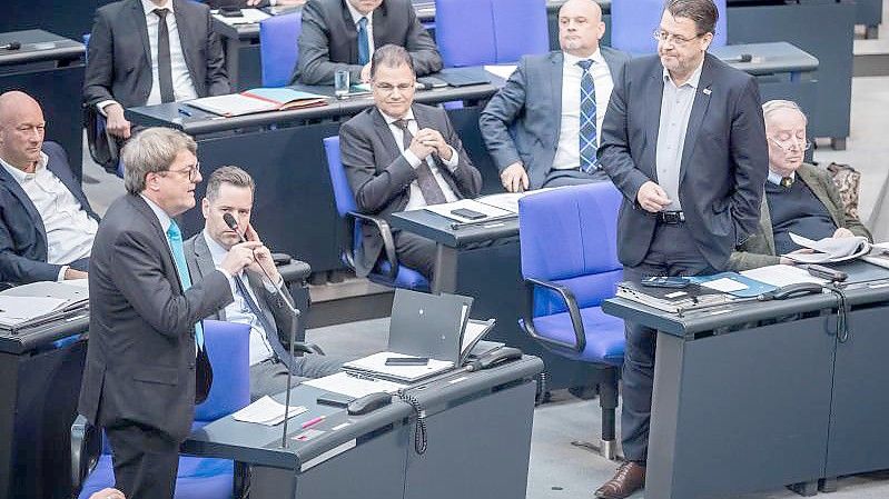 Zuletzt saß die AfD vom Platz des Bundestagspräsidenten aus gesehen ganz rechts, daneben die FDP - doch das wollen die Liberalen ändern. „Weil wir uns als Kraft der politischen Mitte sehen“, wie es heißt. (Archivbild). Foto: Michael Kappeler/dpa