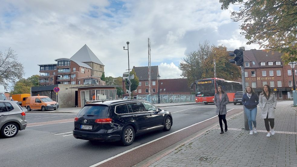 Als am Dienstag die Faldernbrücke wieder unten war, konnte der zuvor aufgestaute Verkehr wieder fließen. Foto: Hanssen