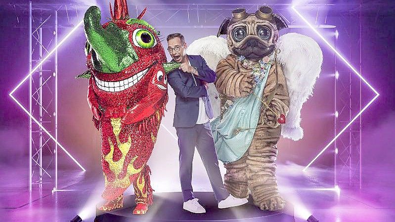 Chili und Mops (r) mit Moderator Matthias Opdenhövel in der ProSieben-Show „The Masked Singer“. Foto: Benjamin Kis/ProSieben/dpa