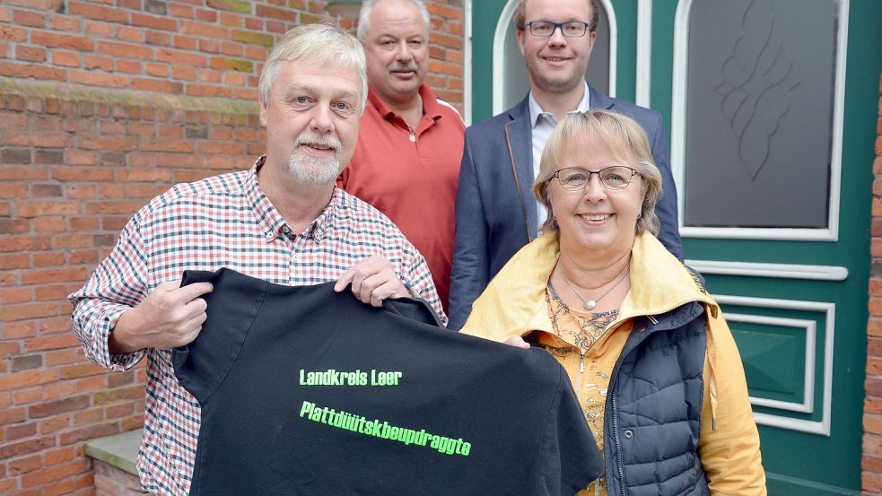 Gertrud Reitmeyer (rechts) übergibt die Aufgabe der Plattdeutschbeauftragten an Jan-Martin Donker (vorne, links). Bei einer kleinen Feierstunde waren auch Artur Reents (hinten, links) als Plattdeutschbeauftragter und Markus Harms, stellvertretender Amtsleiter des Amtes für Schule, Bildung und Kultur, dabei. Foto: Landkreis Leer