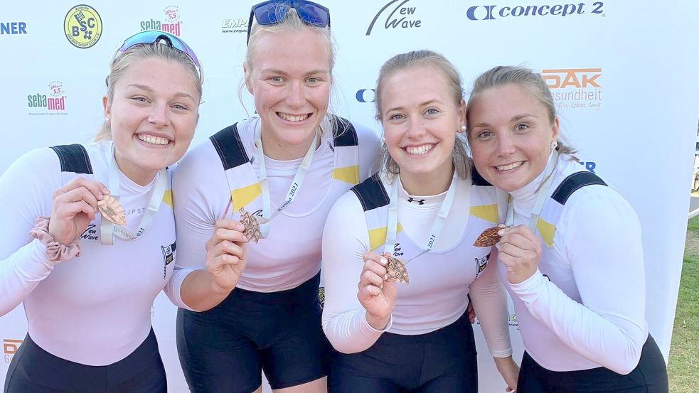 Freuten sich über Platz drei: Amelie Doden, Pia Greiten, Caroline Brüggenolten und Vivien Stoppe (von links nach rechts) vom Osnabrück Ruderverein. Foto: Jaqueline Zimmer