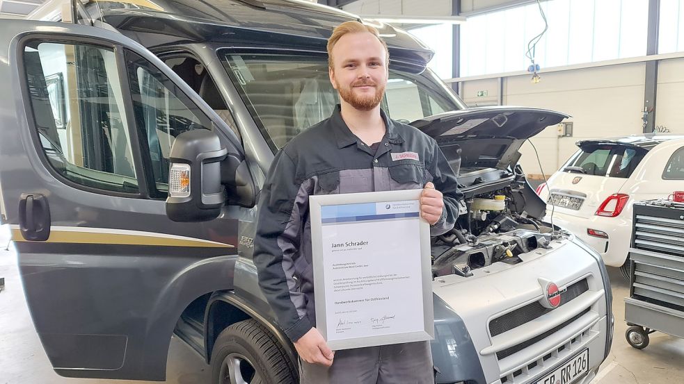 Jann Schrader steht vor einem Wohnmobil auf Basis des Fiat Ducato. Der 23-Jährige hat seine Gesellenprüfung um ein halbes Jahr vorgezogen und mit sehr guten Ergebnissen bestanden. Foto: privat