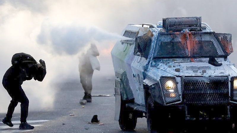 Konfrontation zwischen Demonstranten und der chilenischen Polizei. Foto: Uncredited/AP/dpa