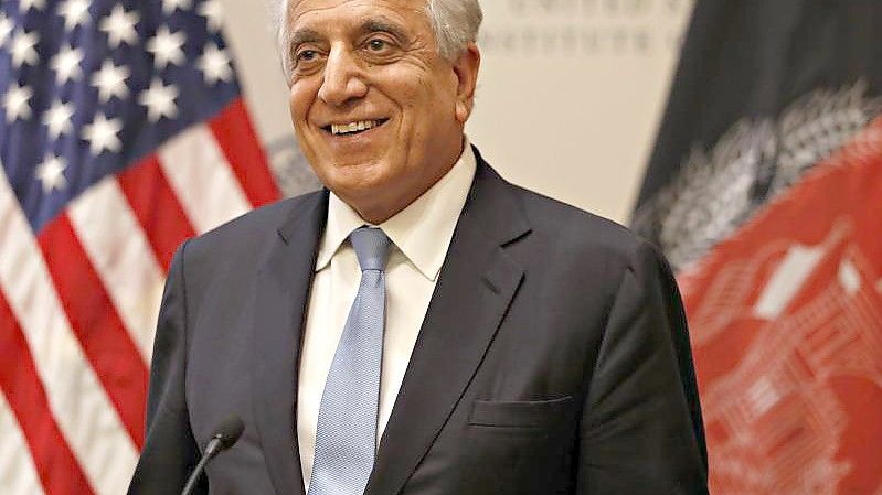 Zalmay Khalilzad bei einer Pressekonferenz in Washington (Archivbild). Nach dem chaotischen Abzug der US-Truppen aus Afghanistan tritt der US-Sonderbeauftragte für das Land von seinem Posten zurück. Foto: Jacquelyn Martin/AP/dpa