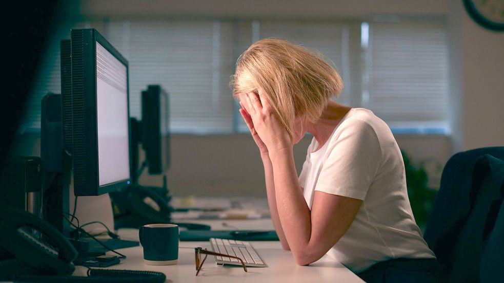 Burnout-Betroffene sehnen sich nach der Anerkennung am Arbeitsplatz. (Symbolbild) Foto: imago images/Shotshop