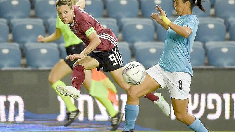 Sorgte mit ihrem Tor für einen der wenigen Glanzpunkte der DFB-Frauen in Israel: Svenja Huth (l). Foto: Berney Ardov/dpa