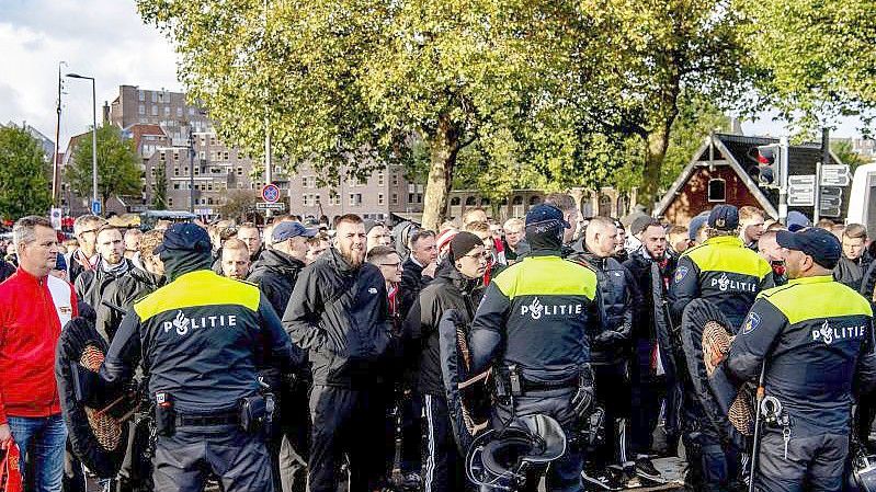 Union-Fans und Polizisten stehen sich in Rotterdam gegenüber. Foto: ROBIN UTRECHT/ANP/dpa