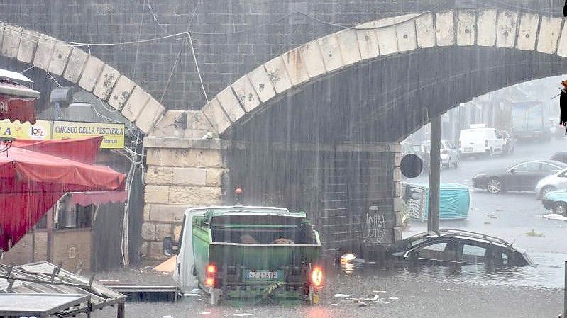 Fahrzeuge stehen auf einer überschwemmten Straße in Catania. Foto: Orietta Scardino/ANSA via ZUMA Press/dpa