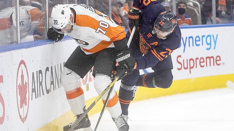 Leon Draisaitl (r) im Zweikampf mit Rasmus Ristolainen von den Philadelphia Flyers. Foto: Jason Franson/The Canadian Press/AP/dpa