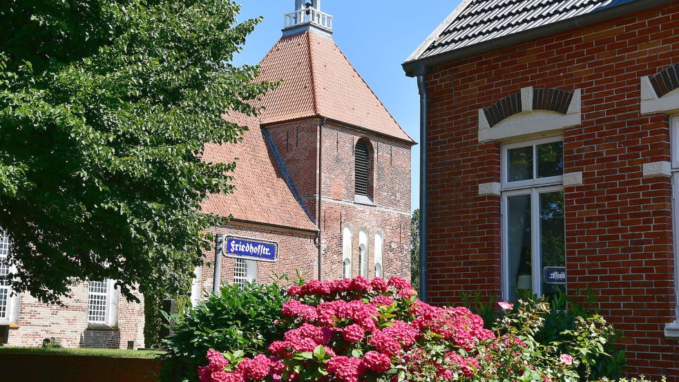 Die ältesten Bauteile der Kirche in Rysum gehen bereits auf das 12. Jahrhundert zurück. Foto: Wagenaar/Archiv