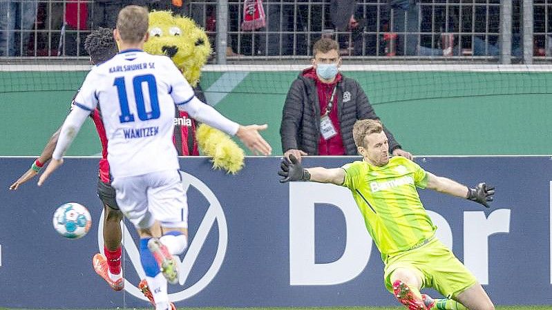 Leverkusens Torwart Lukas Hradecky patzte gegen den KSC. Foto: David Inderlied/dpa