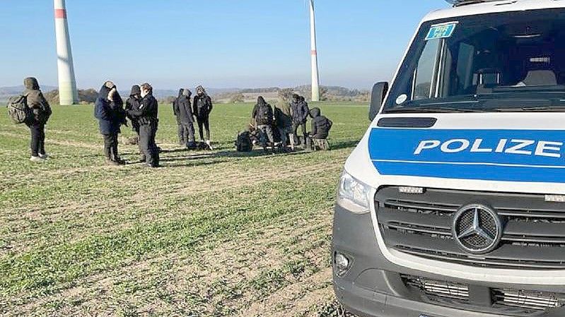 Die Polizei kontrolliert Flüchtlinge auf einem Feld in der Nähe der Autobahn 4 nahe Schöpstal in Ost-Sachsen (Symbolbild). Foto: Danilo Dittrich/dpa-Zentralbild/dpa