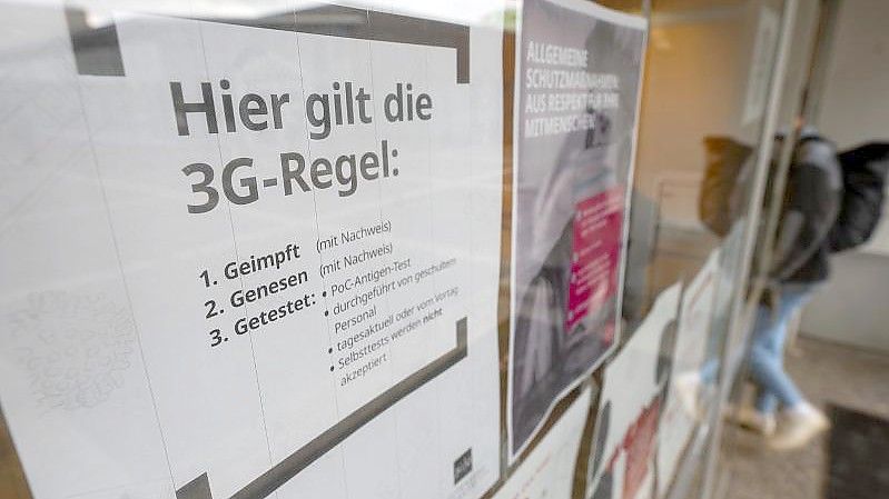 Einige Unternehmen fordern eine gesetzliche 3G-Regel für Büros und Produktionshallen. Foto: Sebastian Gollnow/dpa