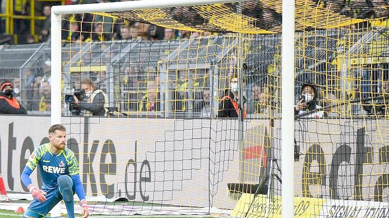 Kölns Torwart Timo Horn kann das 0:2 nicht verhindern. Foto: Bernd Thissen/dpa