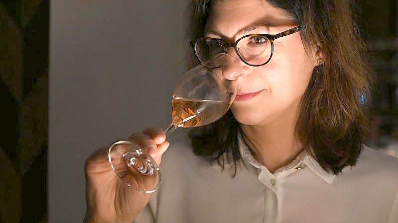 Die Winzerin Nadine Herres-Singer vom Sektgut St. Laurentius in Leiwen an der Mosel verkostet einen Rosé-Sekt aus eigener Erzeugung, der einen Sonderpreis des Deutschen Weininstituts erhalten hat. Foto: Peter Zschunke/dpa-Zentralbild/dpa