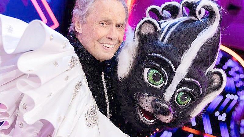 Peter Kraus (82), Sänger, steht als enttarnte Figur „Das Stinktier“ im Anschluss an die Prosieben-Show "The Masked Singer" auf der Bühne. Foto: Rolf Vennenbernd/dpa