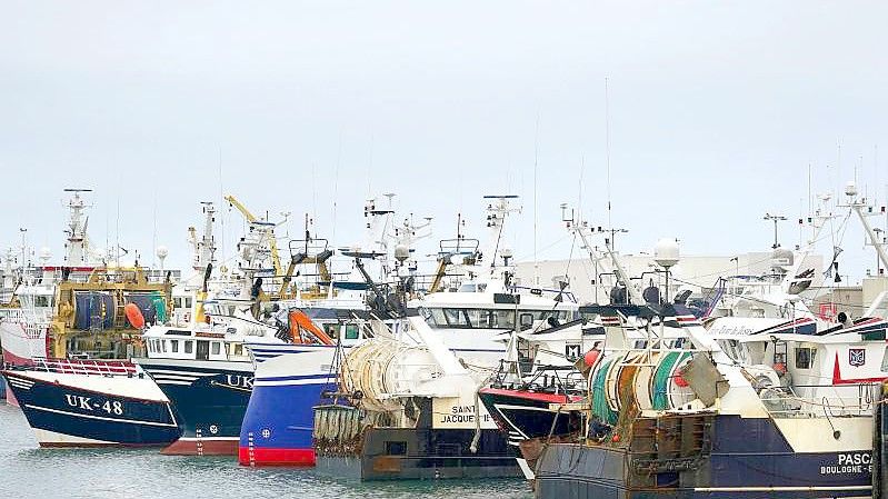 Fischerboote liegen im Hafen von Boulogne. Foto: Gareth Fuller/PA Wire/dpa