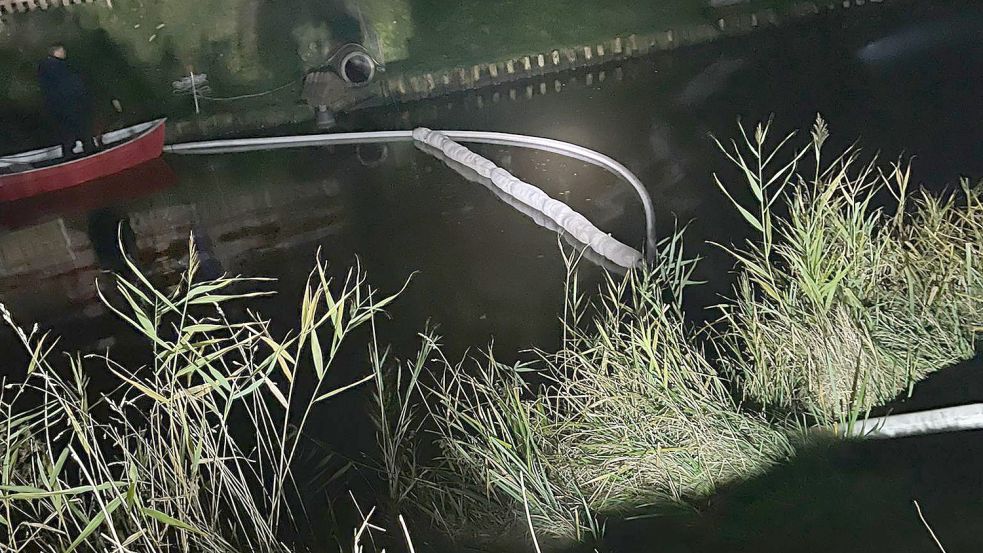 Mit Sperren im Wasser sollte verhindert werden, dass sich das Öl im Kanal weiter ausbreitet. Foto:Michael Engelbarts-Bremer/Feuerwehr Hinte