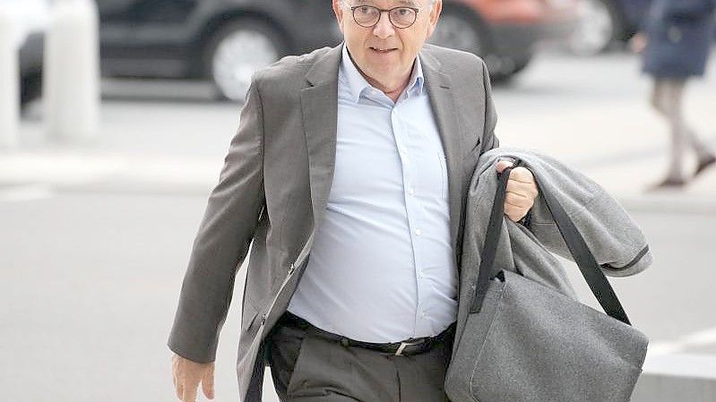 Norbert Walter-Borjans, Bundesvorsitzender der SPD, kommt zu den Sondierungsgesprächen. Foto: Kay Nietfeld/dpa