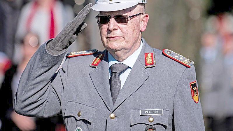 Erich Pfeffer, Generalleutnant und Befehlshaber Einsatzführungskommando der Bundeswehr, grüßt bei der Vergabe des Fahnenbandes des Landes Brandenburg an das Einsatzführungskommando. Foto: Fabian Sommer/dpa