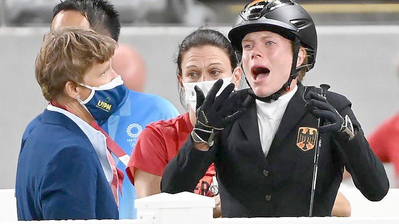 Sorgten in Tokio für einen Eklat beim Reiten: Annika Schleu (r) und Bundestrainerin Kim Raisner (M). Foto: Marijan Murat/dpa