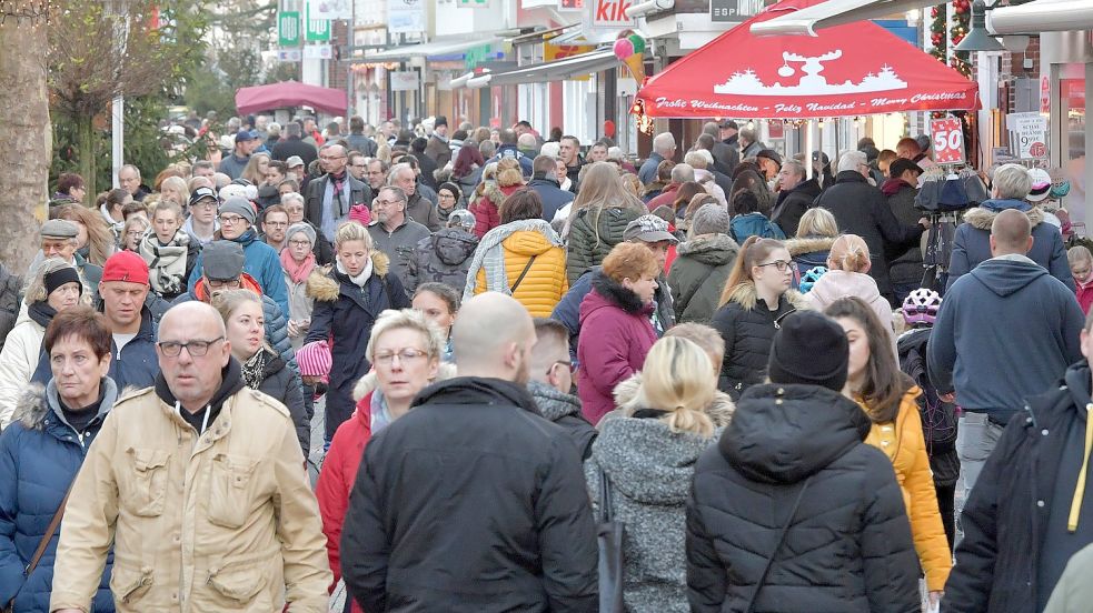 Verkaufsoffene Sonntage locken regelmäßig Menschenmassen in die Auricher Innenstadt. Foto: Archiv/Ortgies