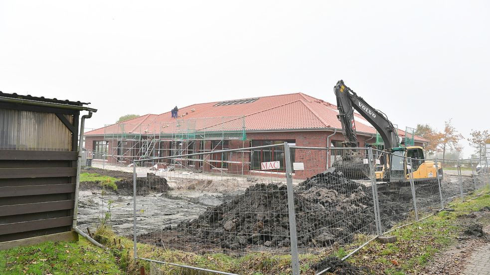 Die Arbeiten an der Kita in Hinte-Westerhusen schreiten trotz der Verzögerungen voran. Zuletzt wurde laut dem Bürgermeister auch der Estrich eingebracht. Foto: Wagenaar