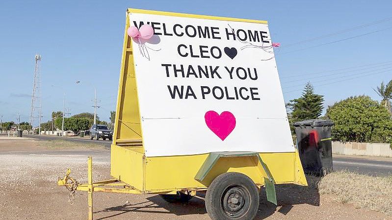 Ein Schild mit der Aufschrift „"Willkommen zu Hause, Danke, WA-Polizei“ anlässlich der Rückkehr von Cleo Smith in Carnarvon. Foto: Richard Wainwright/AAP/dpa