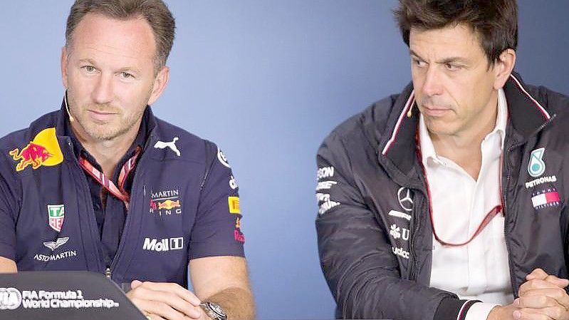 Christian Horner (l), Red Bull Racing Teamchef, und Toto Wolff, Mercedes-Motorsportchef, nehmen an einer Pressekonferenz teil. Foto: Georg Hochmuth/APA/dpa/Archivbild