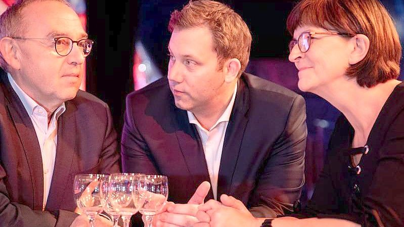 Norbert Walter Borjans (l.), Lars Klingbeil (m.) und Saskia Esken. Foto: Kay Nietfeld/dpa