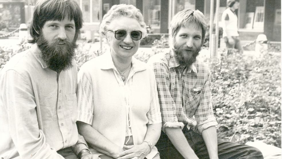 Der Liedermacher Jan Cornelius (hier im Jahr 1980 mit Greta Schoon und Jürn Cornelius) widmete der Lyrikerin posthum das Album „Een Vögelfeer“. Foto: Dieter Meljes