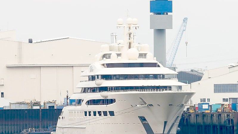 Die Luxusyacht Dilbar hat an der Kaimauer der Werft Blohm+Voss festgemacht. Foto: Christian Charisius/dpa