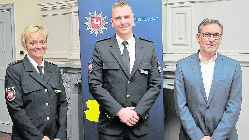 Ein „Strahlemann der Polizei“ für Papenburg: Mit Lob regelrecht überschütteten PI-Chefin Nicola Simon und Polizeipräsident Michael Maßmann (r.) Lars Zengler. Foto: Gerd Schade