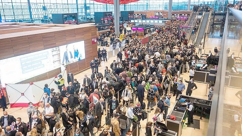 Wieder lange Schlangen am Flughafen BER nach einem Feueralarm. Foto: Christophe Gateau/dpa