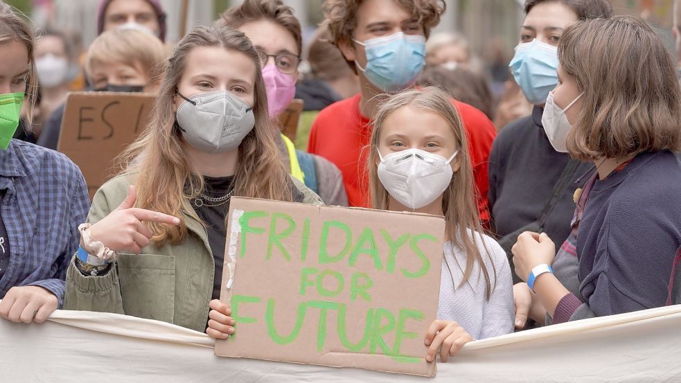 Luisa Neubauer und Greta Thunberg bei einer Fridays-for-Future-Demonstration. Foto: Jörg Carstensen / dpa