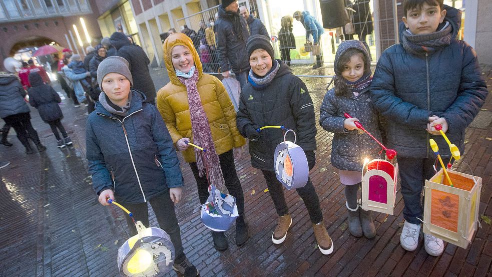 Am Sonntag zogen bereits hunderte Kinder durch die Emder Innenstadt. Am Mittwoch werden erfahrungsgemäß auch wieder Jungen und Mädchen mit der Laterne unterwegs sein. Traditionell ziehen sie an diesem Tag von Haustür zu Haustür, um Süßigkeiten zu sammeln. Foto: J. Doden