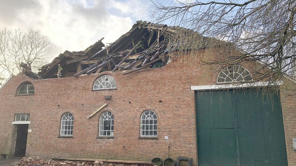 Vom Sturmtief Sabine wurde im Landkreis Wittmund im vergangenen Jahr ein Teil eines Gulfhof-Daches angehoben und Teile Mauerwerks heruntergerissen. Foto: Ostfriesische Landschaftliche Brandkasse