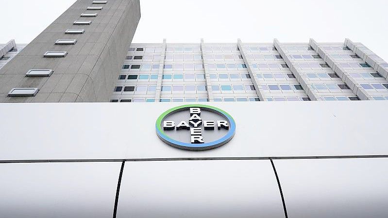 Der Chemiekonzern Bayer bekommt Rückenwind. Foto: Jörg Carstensen/dpa