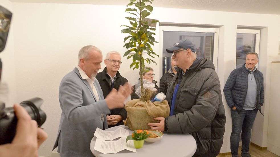 Bürgermeister Uwe Redenius (links) übergab ein Bäumchen, Brot und Salz an Eckbert Müller. Er ist einer der neuen Bewohner am Drosselweg. Fotos: Hillebrand