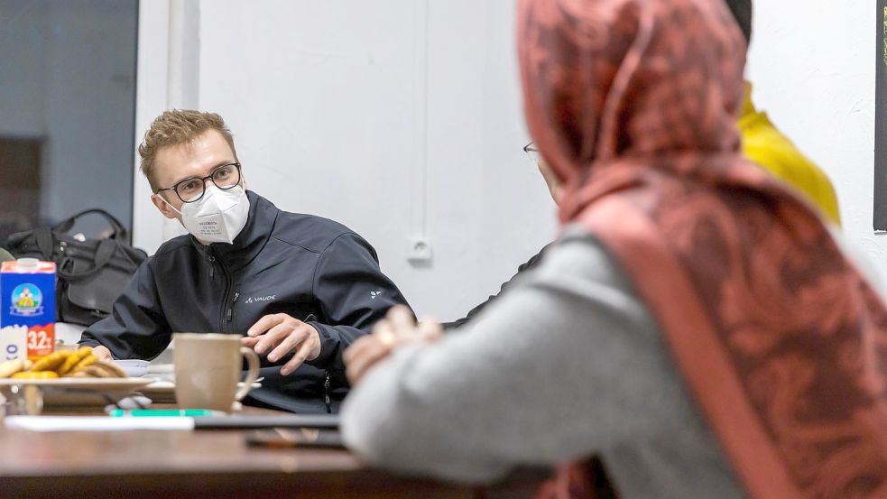 Hinter dem Grenzstreifen unterhielt der Bundestagsabgeordnete Julian Pahlke sich mit Geflüchteten. Foto: Büro Pahlke