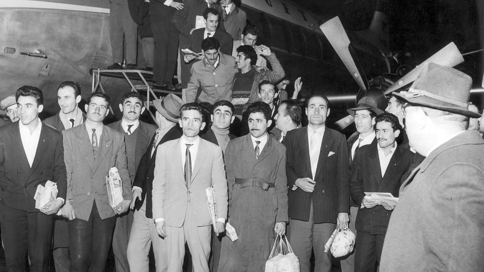 55 türkische Arbeiter kommen am 27. November 1961 auf dem Flughafen in Düsseldorf an. Sie sind die ersten von 400 Bergleuten aus der Türkei, die sich für ein Jahr Arbeit in Deutschland verpflichtet haben. Foto: Hub/DPA