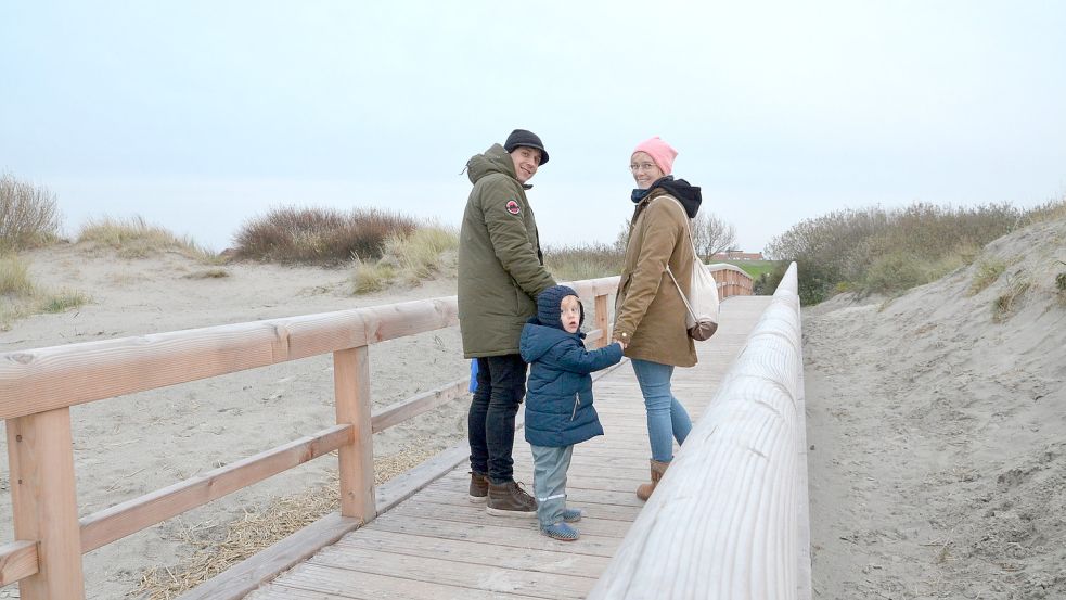 Die neuen Bohlenwege und Rampen werden nicht nur von Rollstuhlfahrern, sondern auch von Radfahrerin sowie von Fußgängern mit und ohne Kinderwagen genutzt. Dazu zählten am Freitag auch Tobias und Kira Koep mit ihrem Sohn Theo, die aus Rees am Niederrhein angereist sind. Fotos: Hillebrand