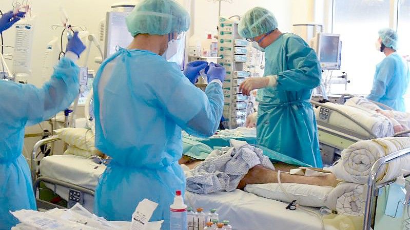 Auf der Covid-Station, einem Bereich der Operativen Intensivstation vom Universitätsklinikum Leipzig versorgen Ärzte, Schwestern und Pfleger einen Patienten. (Archivbild). Foto: Waltraud Grubitzsch/dpa-Zentralbild/dpa