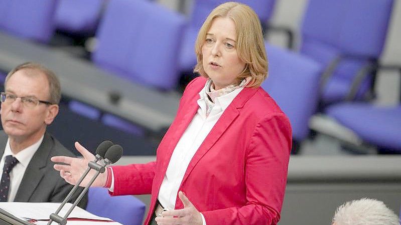 Bärbel Bas (SPD) spricht im Bundestag. Die neue Bundestagspräsidentin fordert rasche Hilfe für die Migranten an der polnisch-belarussischen Grenze. Foto: Kay Nietfeld/dpa