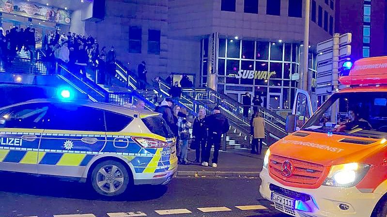 Einsätzkräfte der Polizei und der Rettungsdienst vor dem Kino in Essen. Foto: Justin Brosch/dpa