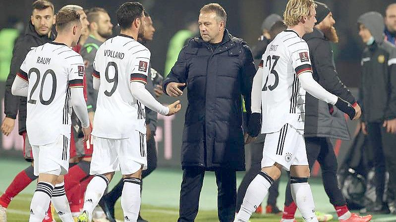 Sieben Spiele, sieben Siege: Die Bilanz von Hansi Flick (M) als Cheftrainer beim DFB bleibt makellos. Foto: Christian Charisius/dpa