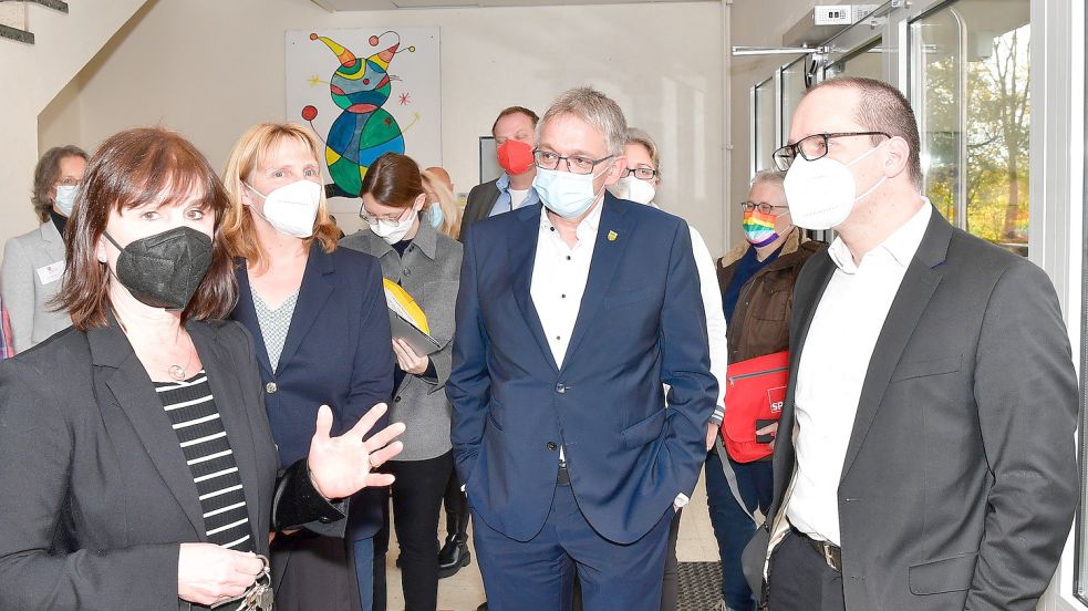 Kultusminister Grant Hendrik Tonne (rechts) besuchte die Grundschule in Jennelt und sprach mit Schulleiterin Jutta Lerche-Schaudinn (von links) sowie Bürgermeisterin Hilke Looden und Landrat Olaf Meinen. Foto: Wagenaar.