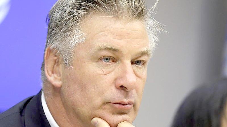 Schauspieler Alec Baldwin nimmt an einer Pressekonferenz im Hauptquartier der Vereinten Nationen teil. (Archivbild). Foto: Seth Wenig/AP/dpa